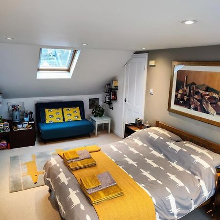Large Light Loft Room - En Suite Брайтонн Экстерьер фото